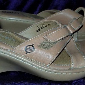 Born Wedge Size 8 Sandal - New without Box